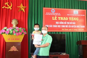 Tổng giám đốc Nguyễn Hồng Phong đến thăm và trao học bổng cho trẻ em mồ côi tại Thanh Hoá