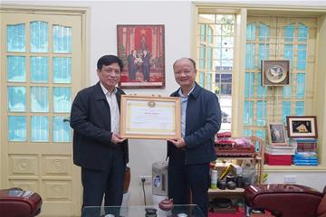 Tổng giám đốc Nguyễn Hồng Phong nhận bằng khen của Ban chấp hành Trung ương Hội làm vườn Việt Nam.
