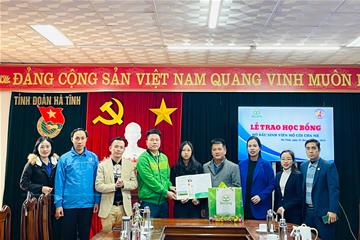 Hội Doanh nhân trẻ Hà Tĩnh và Công ty CP Công nông nghiệp Tiến Nông tổ chức Lễ trao học bổng – đỡ đầu sinh viên mồ côi cha mẹ.