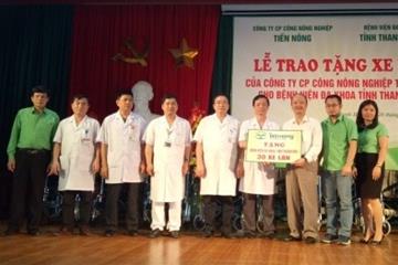 Tiến Nông trao tặng xe lăn cho Bệnh viện Đa khoa tỉnh