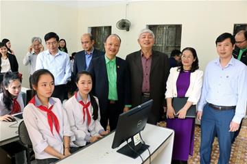 Tiến Nông trao 10 bộ máy vi tính cho trường THCS Hà Tân