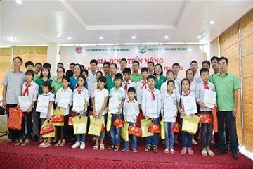 Gia đình Tiến Nông tiếp tục nhận đỡ đầu 23 trẻ mồ côi tỉnh Thanh Hóa