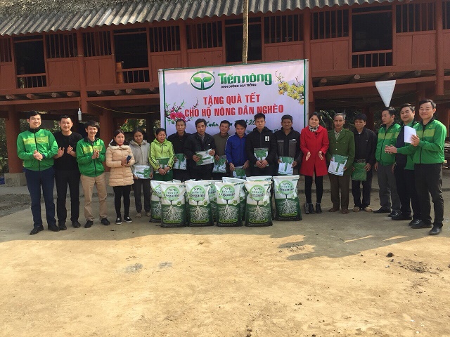 Tiến Nông tổ chức hoạt động tặng quà Tết cho hộ nông dân nghèo tại huyện Bá Thước1