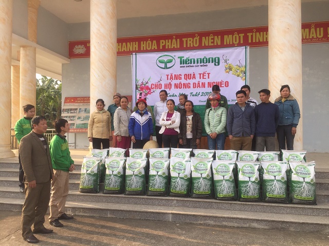 Tiến Nông tổ chức hoạt động tặng quà Tết cho hộ nông dân nghèo tại huyện Bá Thước2